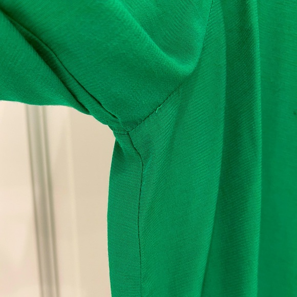 EUC, XSP, gorgeous Kelly green square neck blouse with 3/4 sleeves with button - Picture 5 of 5